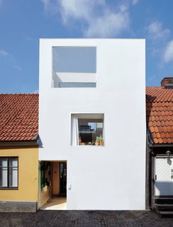The house’s street-level entrance shows an openness to its surroundings, and a glass door allows curious passersby a glimpse of the interior.