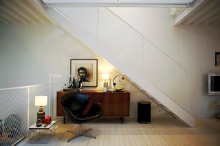 The ever-changing daylight, plus the use of curtains and lighting options, means that Ahlgren and Lökaas enjoy a variety of different atmospheres.
