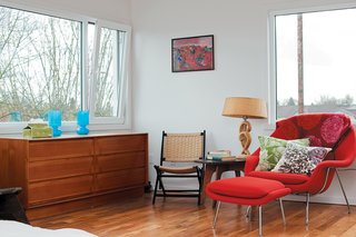 In the master bedroom, a red Womb chair and ottoman by Eero Saarinen are offset by furniture from Waechter’s grandparents.