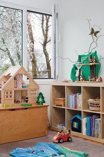 With white walls, rooms take on the characteristics of their inhabitants, such as in Zoë and Ari’s bedroom with its Ikea shelves of toys, books, and trinkets.
