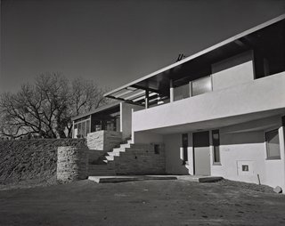 Rudolph Schindler, with whom Shulman closely collaborated for many years, built the Gold House in Studio City in 1945. Shulman did not shy away from revealing the realistic aspects of architecture (unfinished or bare landscaping; the imperfect driveway), opting to focus on an interplay between the strict geometries inherent in modern homes, and the constant interplay between light and shadows. © J. Paul Getty Trust. Used with permission. Julius Shulman Photography Archive, Research Library at the Getty Research Institute (2004.R.10)