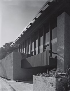 Having fallen into great disrepair and almost subjected to the wrecking ball until Shulman’s original photographs were found on the property and used for a historically accurate renovation, Carl Louis Maston’s 1962 Hillside House still survives. The home is surrounded by earth and set into a 45-degree slope. The sundeck above the driveway shields the master bedroom from the street. © J. Paul Getty Trust. Used with permission. Julius Shulman Photography Archive, Research Library at the Getty Research Institute (2004.R.10)