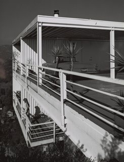 Pierre Koenig’s Gantert House was finished in 1981 and photographed by Shulman in 1986, around the time he attempted to retire. Situated above the Hollywood Hills on a lot originally deemed too steep to build on, the steel-and-glass case study–style house has 180-degree views. This is the last completed project by the architect. © J. Paul Getty Trust. Used with permission. Julius Shulman Photography Archive, Research Library at the Getty Research Institute (2004.R.10)