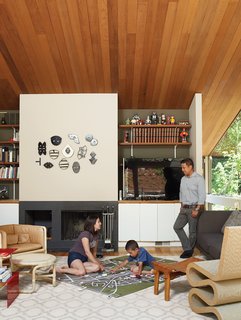 The residents of a home designed by the late architect David Boone incorporated the Wiggle Side Chair in their living room.