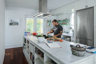 To accommodate his passion for cooking, Renaldi insisted on the long Carrara marble countertop, a niche for cookware, and ultra-contemporary appliances.