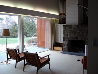 Another view of the living room, pre-restoration. When the house was moved in 1950, the fireplace was reconstructed in a slightly different pattern from the exhibition. Photo courtesy of the Rockefeller Brothers Fund.