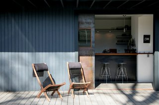 Shoup chose Trex decking (which is made from reclaimed plastic and wood) for its environmentally friendly profile and ease of maintenance. Photo by building Lab inc.