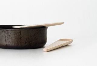 The slit in the backs of the Hang Around tools lets them rest on the sides of pots and pans.