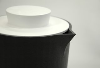 The color and shape of the lids is similar to another product the design team presented at the Salone Satellite, the Mono cup, which features a knob-like handle.
