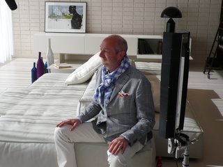 Lissoni is interviewed on his Extrasoft modular sofa in white, defined by its geometric configuration and irregular contours.