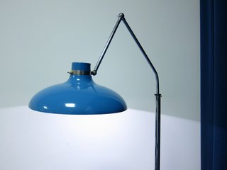 Even the reading light was worth writing home about—and of course fit the color palette.
