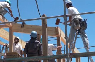 The construction crew erected the Onjuku House frame in just one day, using wooden mallets to coax each piece into position.