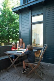 Out of respect for the structure's more traditional neighbors, de Leon painted the exterior of the addition Black Forest Green, a Benjamin Moore hue commonly used on plantation shutters in the South.