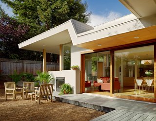 Two of the must-haves for the Jorgensens were a seamless connection between indoors and out since they frequently dine and play outside, and large expanses of glass to allow natural light to illuminate the interior. The living room opens into the backyard a spacious deck constructed from Trex.