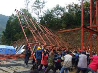 Villagers raise one of the structures Hseih Ying-Chun designed.