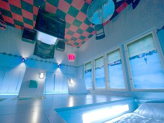 Although the furniture’s orientation may set your sense of direction spinning, the beds and chairs are stowed underneath the floorboards.
