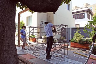 A four-unit module is now taken off of the wood jig so that it can be completely finished. Photo by Teri Yu.