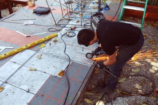Cutting steel members to the right angle. Photo by Teri Yu.