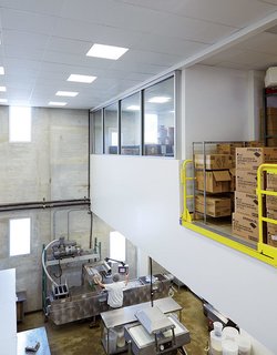 In Just 48 Hours, a Chicago Live/Work Space Is Built from the Ground Up Using Concrete Panels - Photo 3 of 9 -