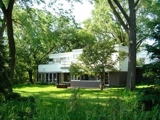 252 Bedford Street SE, Minneapolis, was the first house Lisl and Win designed. Built in 1938—the same year the Closes started their practice and the year they were married—for Ray Faulkner, E. Ziegfeld and G. Hill for $7,643, the Faulkner house is also known as the Lippincott house. Just across the street is a famous neighbor: the 1934 Willey House by Frank Lloyd Wright. Photo by Tom Trow.