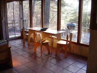 The sod-roofed Skywater Cabin featured plywood and rope furniture designed and made by Win Close. Located on the Wisconsin bluffs overlooking the St. Croix River Valley, Skywater was designed in 1941 for Joseph and Dagmar Beach. Photo by Tom Trow.
