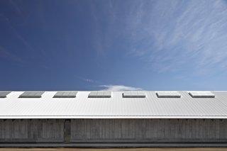 The building’s specific orientation on the site, neither parallel nor orthogonal to the street, allows galleries to receive a maximum amount of natural light.