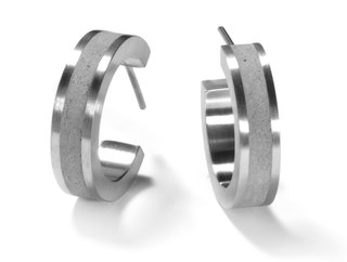 The KME175 earrings are lightweight despite being partly made of concrete.