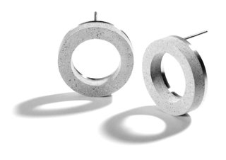 The KME192 earring set is a playful modernist's take on the traditional hoop earring.
