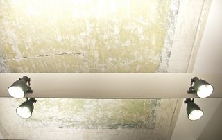 A fading ceiling was preserved in the bedroom. Clear resin was applied to the blue and green pigments to freeze and preserve the aging wall.