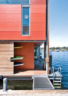 This Couple Merrily Floats Along in Seattle - Photo 2 of 3 -