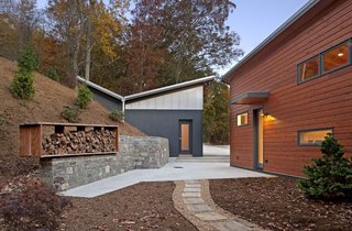 A Contemporary North Carolina Home Navigates a Tricky Site Atop a Ridge - Photo 3 of 10 -