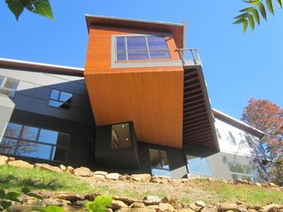 A Contemporary North Carolina Home Navigates a Tricky Site Atop a Ridge - Photo 4 of 10 -