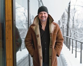 "It has a surreal element," says Wooten of the house, nicknamed the Skull. In the snow, the building blends into the landscape. Its tallest form holds a periscope. Inside, Guido Gambone ceramics brighten the living area.