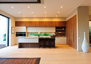 Clean Lines and Recycled Materials Compose this Modern Los Angeles Home - Photo 4 of 7 -