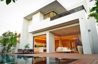 Clean Lines and Recycled Materials Compose this Modern Los Angeles Home - Photo 7 of 7 -