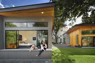 The bedroom wing flows smoothly from the interior to the garden. The tongue-and-groove of the bedroom’s ceiling continues out onto the roof’s soffit. A private porch allows the owners to enjoy their backyard with a modicum of privacy.