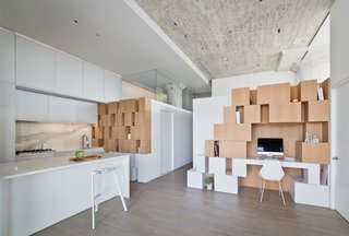 The architect brought the solid walls of certain rooms down to 7’ 8", filling the remaining 4’ 2" with glass. This defining feature allows sunlight to penetrate deep into the core of the space. The clients say the bright reds, oranges, and yellows of sunsets race across the ceiling and white walls.