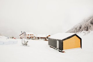 The school building sits above the snow, on light piles instead of a permanent concrete foundation. This makes the building easily removable and, according to Girodo, "avoids risks and complications during on-site construction." The environmental impact of the facility’s 10-day dry-assembly was minimal compared to traditional construction methods.