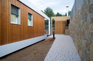 Plugged-In Prefab Collects Weather Data to Conserve Energy - Photo 2 of 7 -