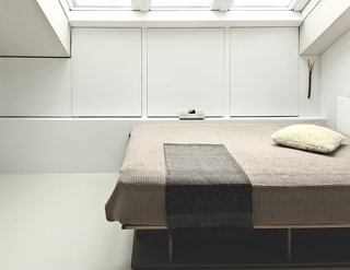 The bed, also by Hynam, is on casters, allowing ten Hompel to move it to gaze at the stars.
