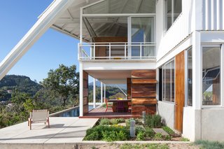 Striking Green House with a View in El Salvador - Photo 5 of 7 -