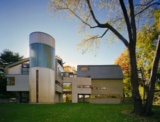 Tasked with expanding a 150-year-old barn with a previous addition built in 1973 by architect Charles Gwathmey, Stamberg Aferiat introduced a modern twist while respecting the original structure.
