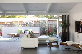 Indoor-Outdoor Home by a Midcentury Master Gets a Faithful Update - Photo 4 of 8 -