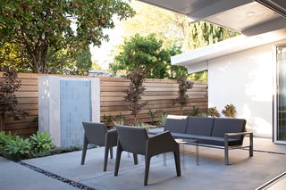 Indoor-Outdoor Home by a Midcentury Master Gets a Faithful Update - Photo 8 of 8 -