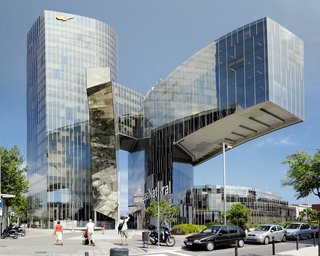 Torre de Gas Natural, designed by Enric Miralles and Benedetta Tagliabue of EMBT. Photo by: Stijn Hosdez