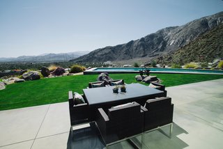 With an outdoor area like this, the Linksy-Thomas household was an obvious choice to host Dwell dinners during Modernism Week. Photo by: Justin Keena.