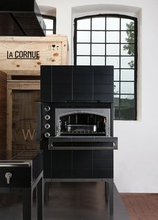 The W. Oven Tower still features La Cornue's signature vaulted oven shape.