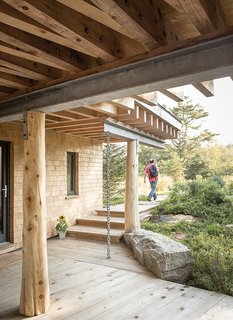 Angled beams are a fixture of the structure, both inside and out. The beams "are an expression of the design, so they’re reinforcing view lines," Winkelman says, "but they’re also weaving together the different axes of the site."