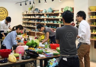 Bauer Pottery Brings US-Made Ceramics to Tokyo - Photo 1 of 3 -