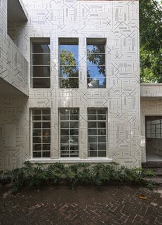 Located in a former artist’s studio in a hip area of Jalisco, the restaurant is adorned with José Noé Suro custom ceramic tiles, inspired by the patterns made by local weavers. The pattern also reflects the kitchen’s ad-hoc, irreverent style.